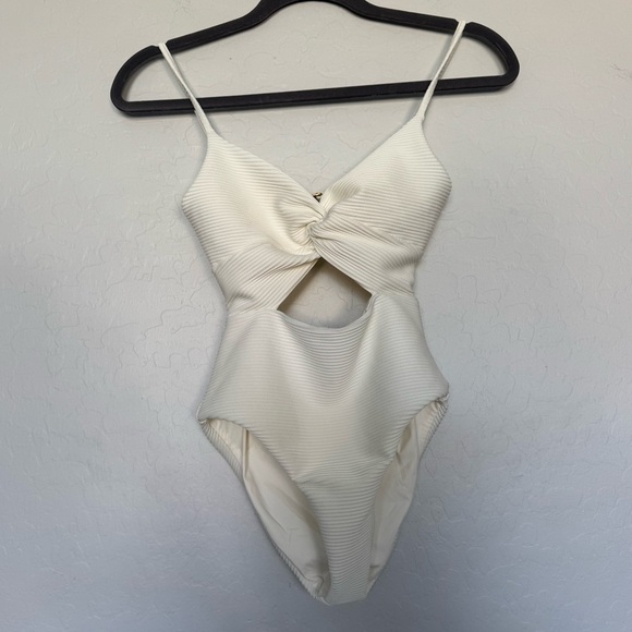 L*Space Kyslee Twisted Cutout One-Piece Swimsuit size small New - Picture 3 of 11